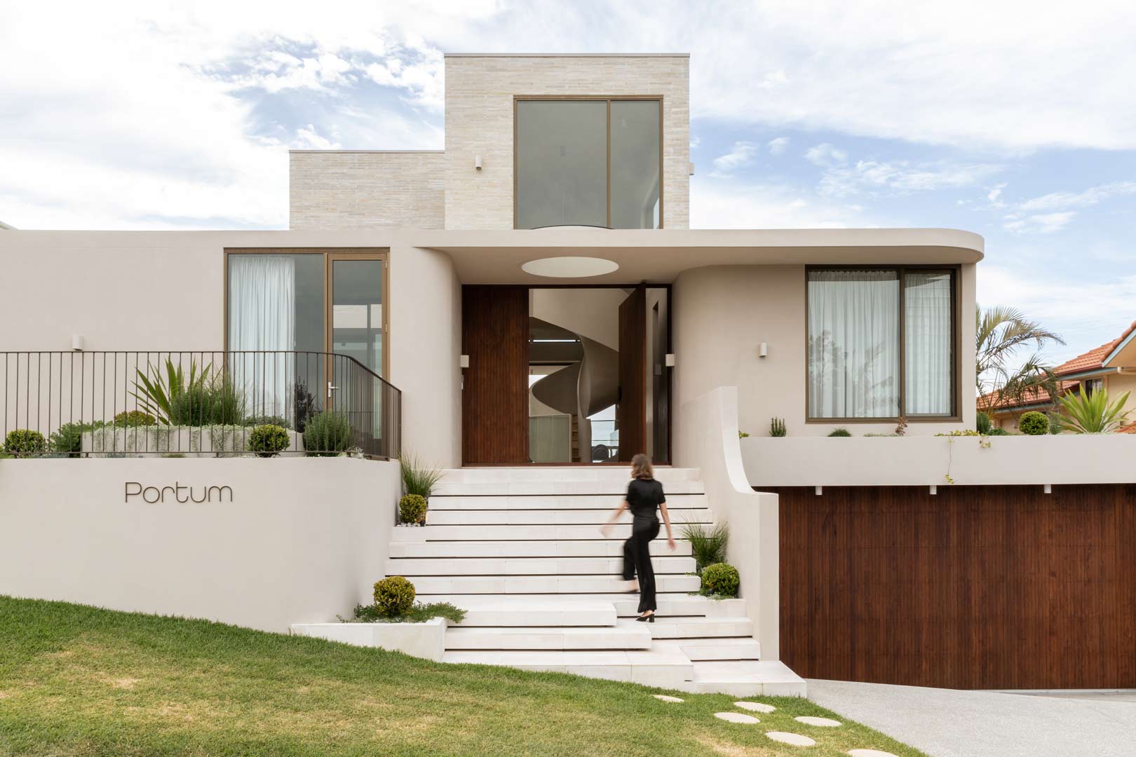 Modernist-architecture-in-Byron-Bay-consrtucted-with-sustainable-building-materials-and-a-neutral-colour-palette